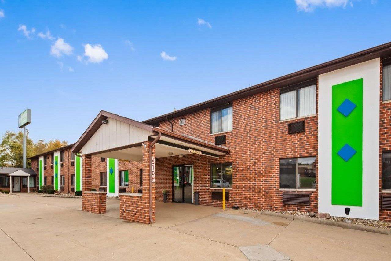 Ramada By Wyndham Cedar Rapids South Hotel Exterior foto