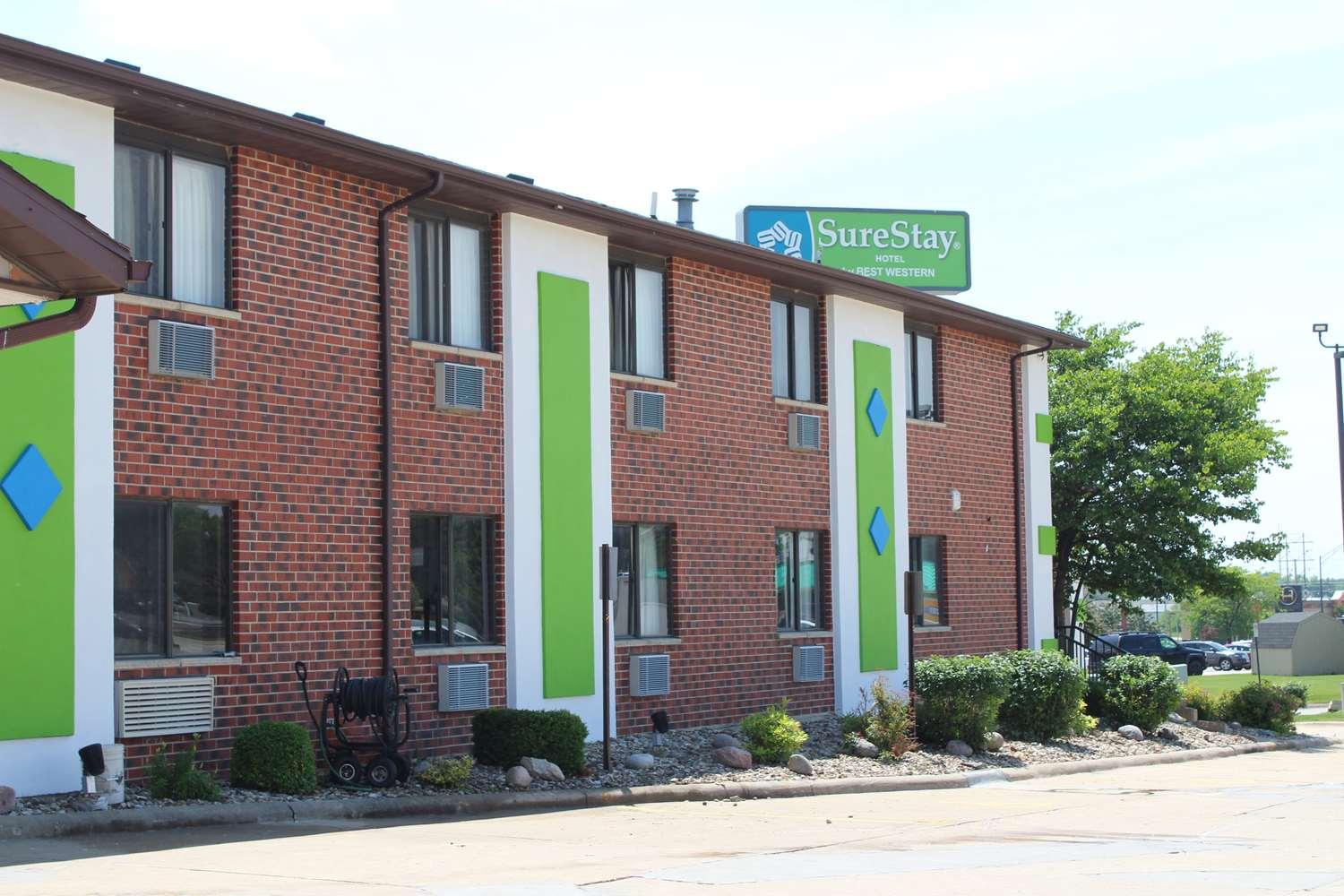 Ramada By Wyndham Cedar Rapids South Hotel Exterior foto