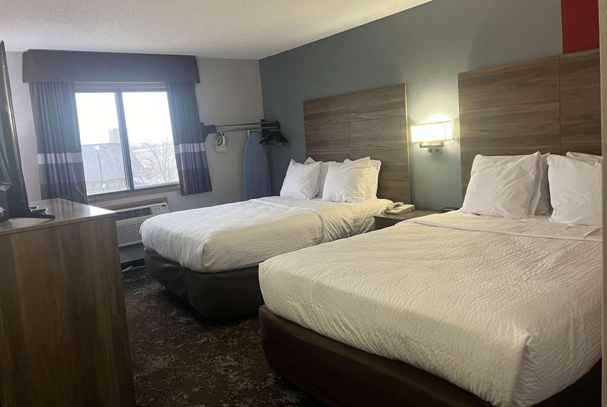 Ramada By Wyndham Cedar Rapids South Hotel Exterior foto