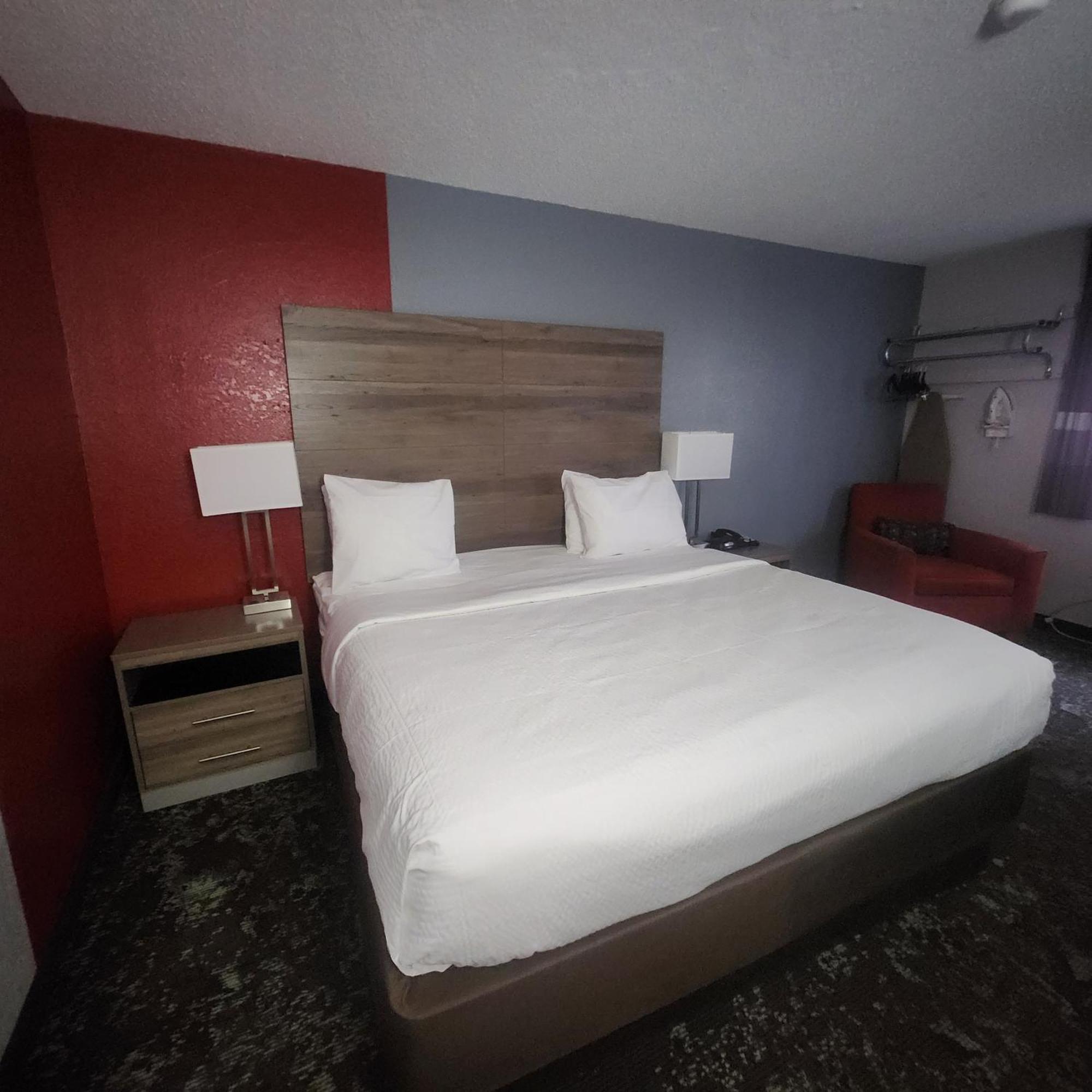 Ramada By Wyndham Cedar Rapids South Hotel Exterior foto
